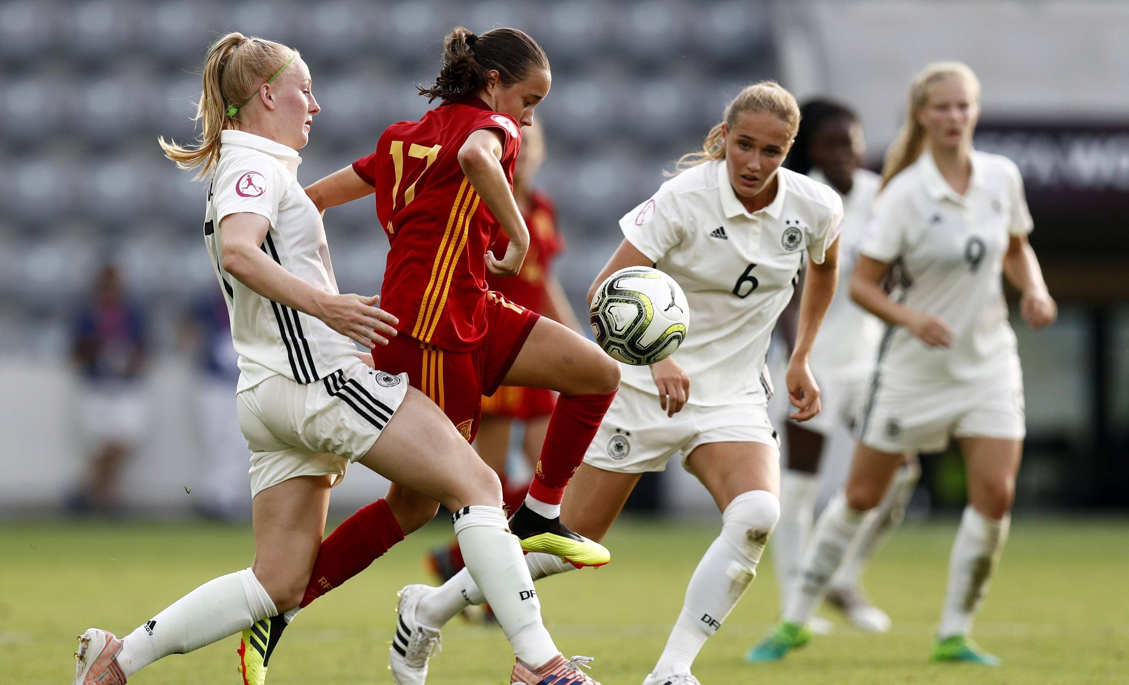 开云体育网页版入口-顶尖女足球员在比赛中展现出色实力