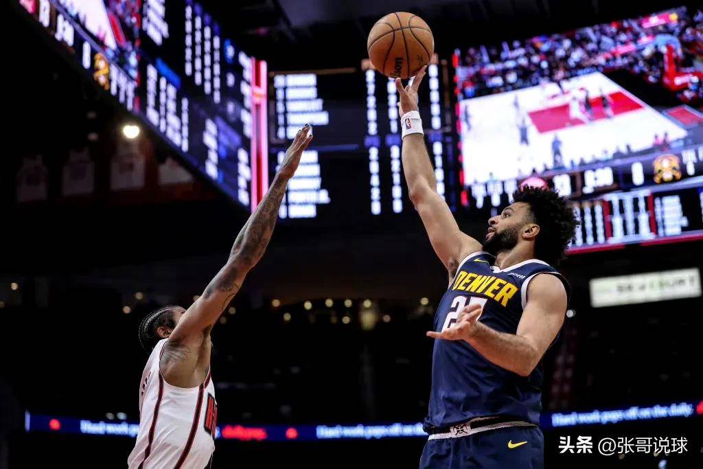 开云体育在线-美国队主场胜利，稳居前列位置