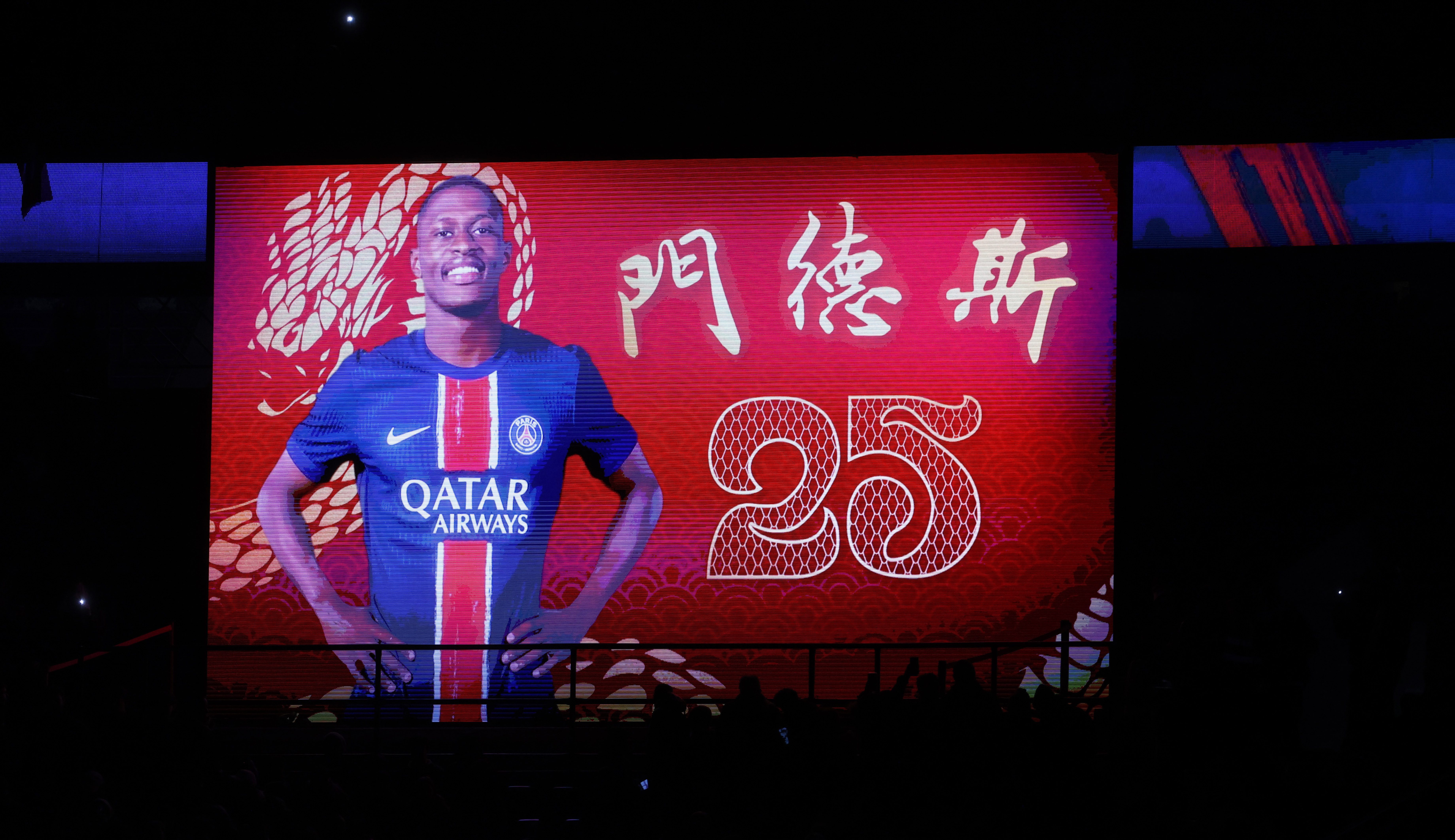 开云体育-惊艳绝伦！法甲联赛传奇瞬间让人动容的简单介绍