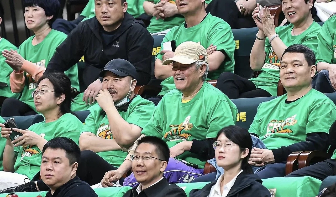 开云体育中国官网-铁杆球迷期待最终胜利，全力支持球队