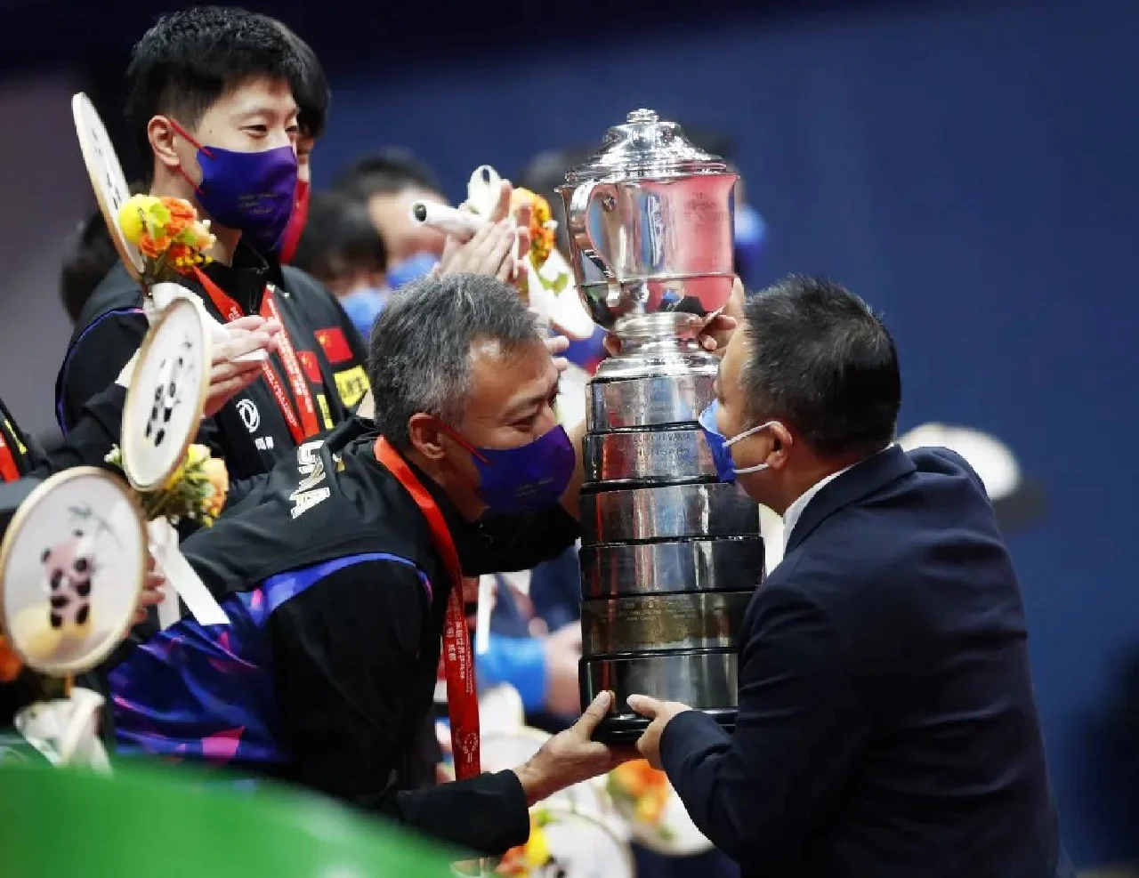 铁杆球迷期待最终胜利,全力支持球队 铁杆球迷期待最终胜利,全力支持球队