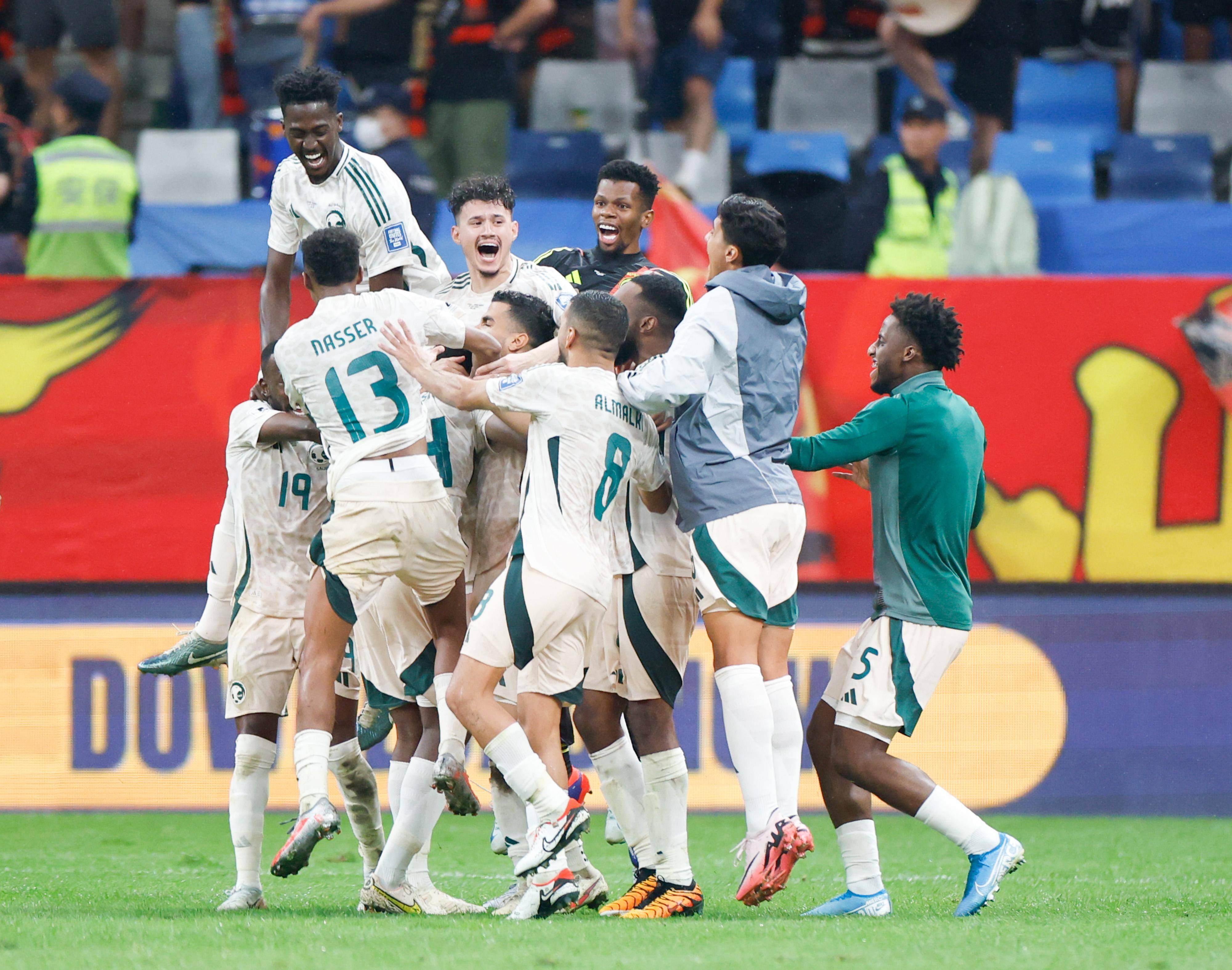 开云体育入口-包含精彩足球盛宴，比赛中上演精彩足球盛宴的词条