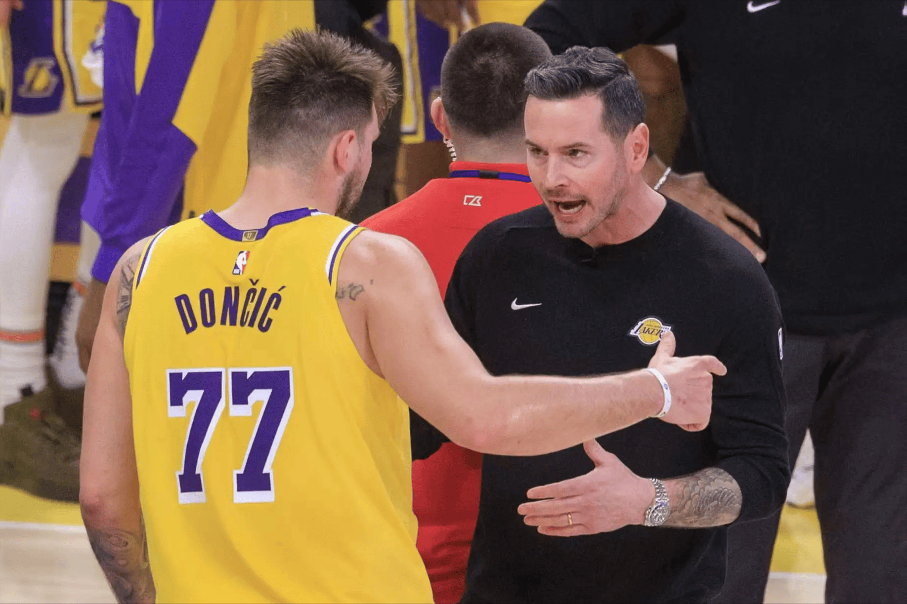 开云体育-步行者队球员归队备战明尼苏达马刺队