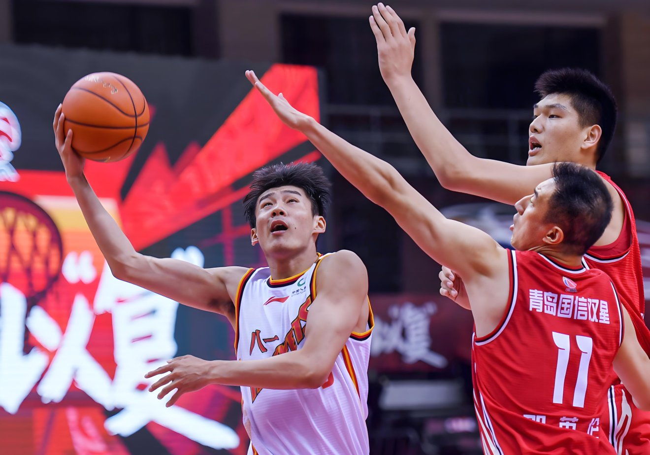 开云体育官网-人队控卫传言欲转会，球迷震惊议论