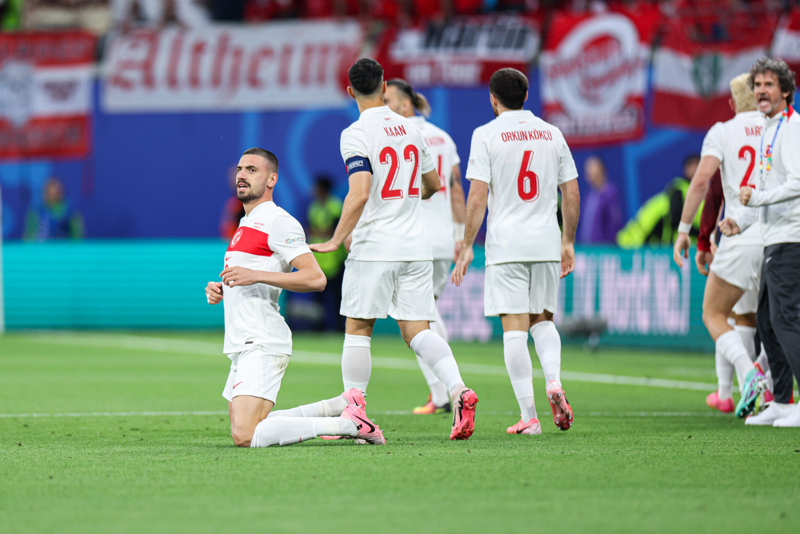 英格兰豪门迎来胜利,赢得晋级资格 英格兰豪门迎来胜利,赢得晋级资格