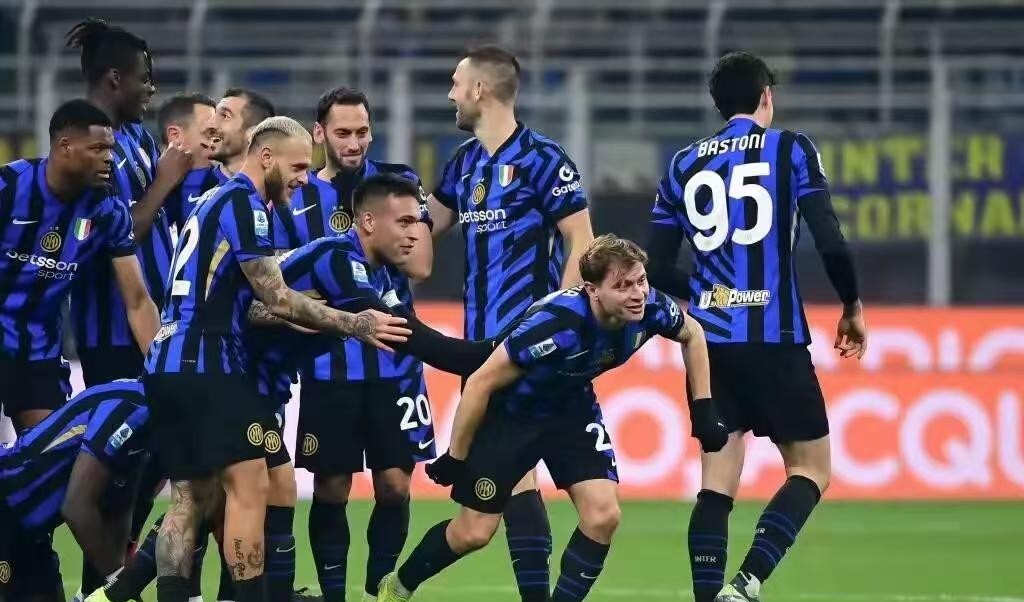 意甲联赛进入白热化阶段,球队们拼尽全力争胜 意甲联赛进入白热化阶段,球队们拼尽全力争胜