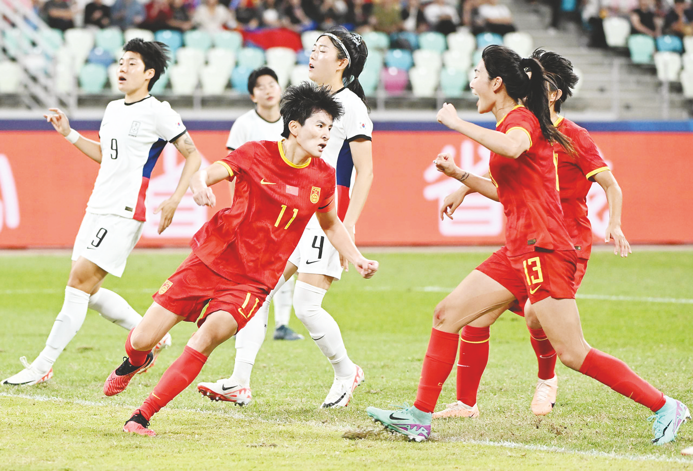 中国女足队员在亚洲比赛中的出色发挥 中国女足队员在亚洲比赛中的出色发挥