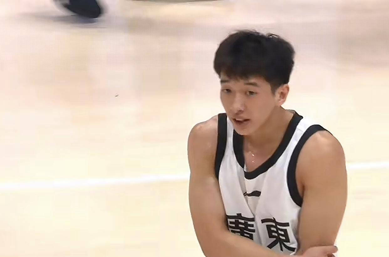 开云体育官网-篮球联赛中的“新秀”球员崭露头角的简单介绍