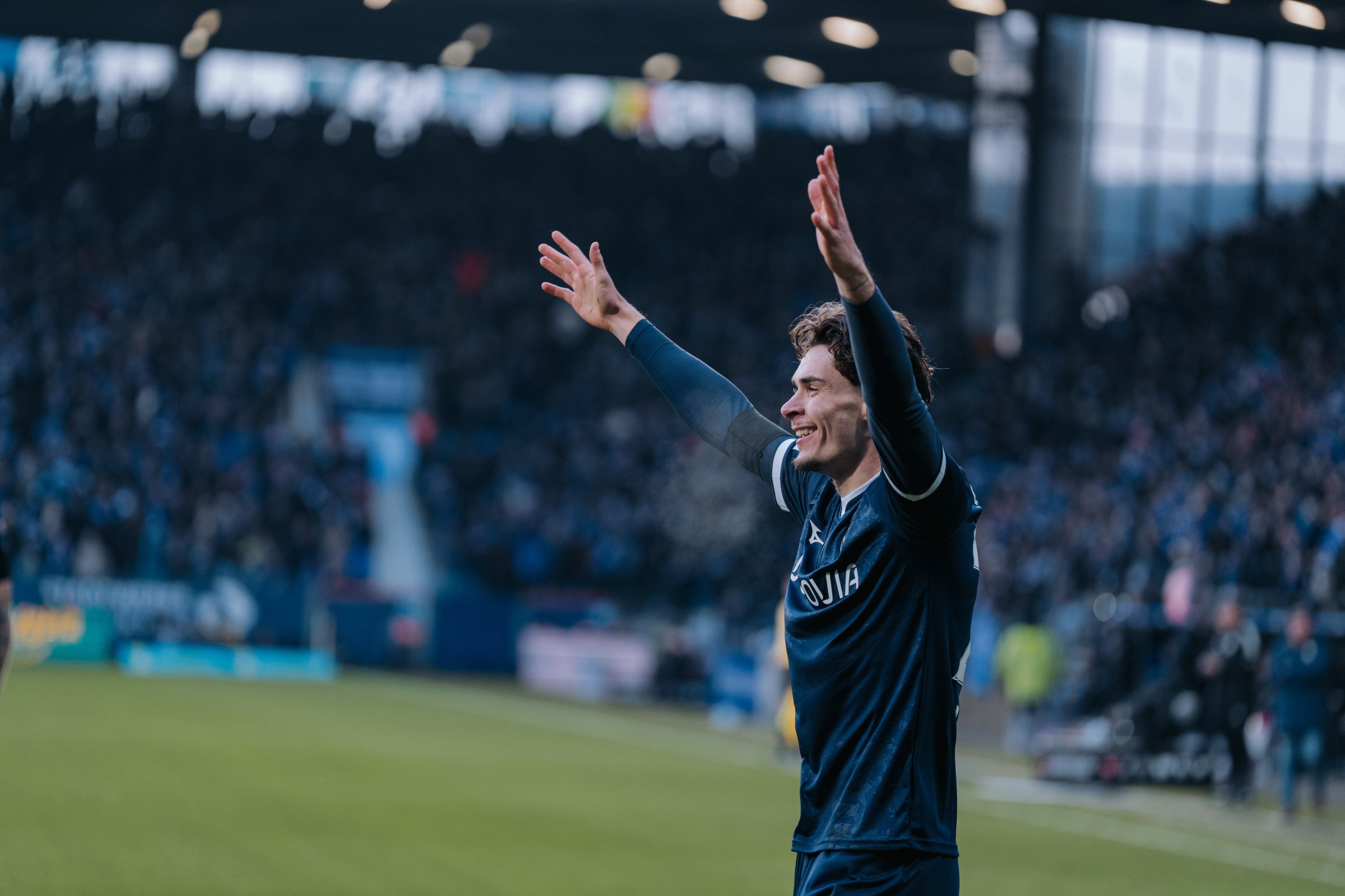 波鸿联赛中展现出强大实力,成功击败对手 波鸿联赛中展现出强大实力,成功击败对手