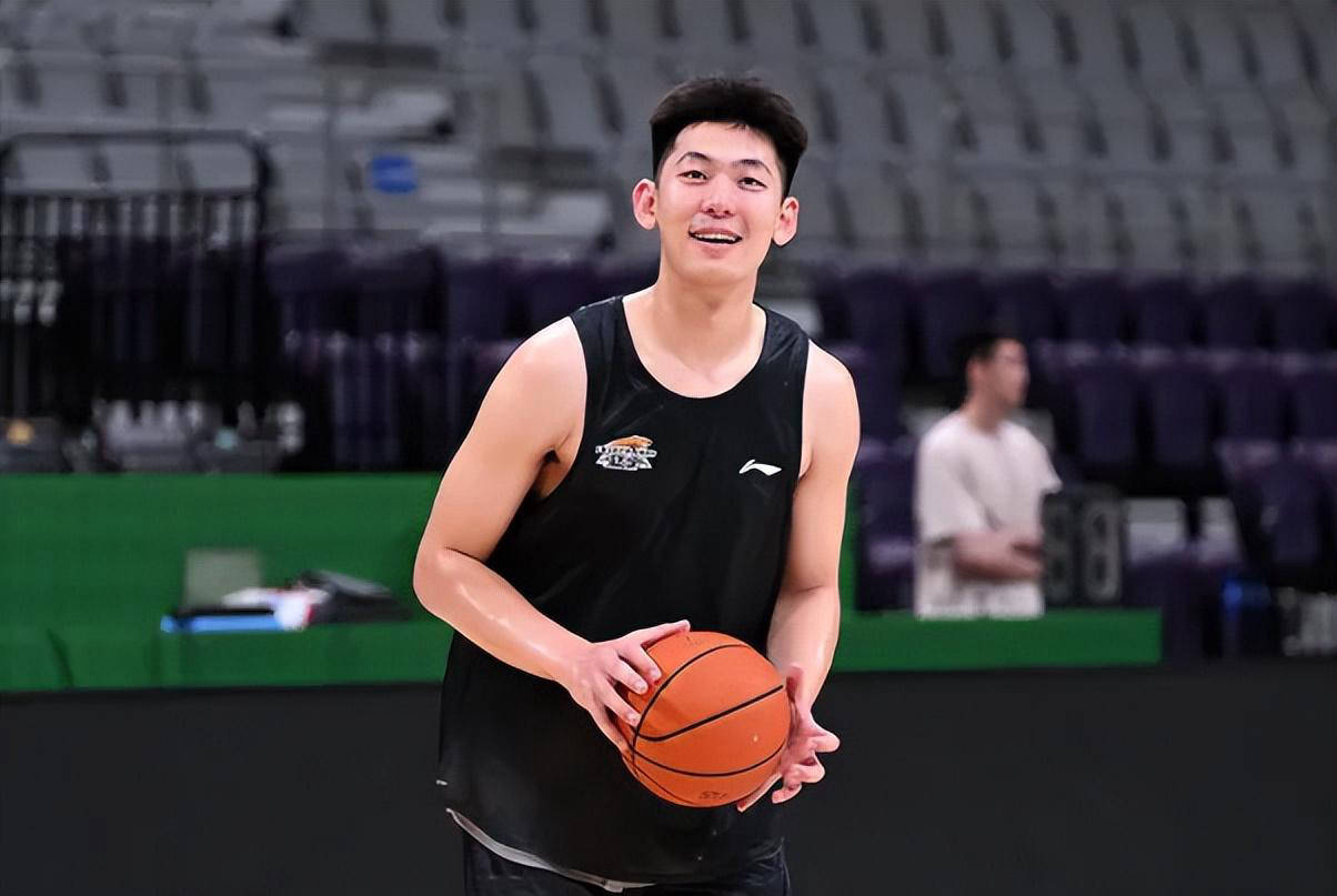 球队新星崭露头角,表现惊艳球迷 球队新星崭露头角,表现惊艳球迷