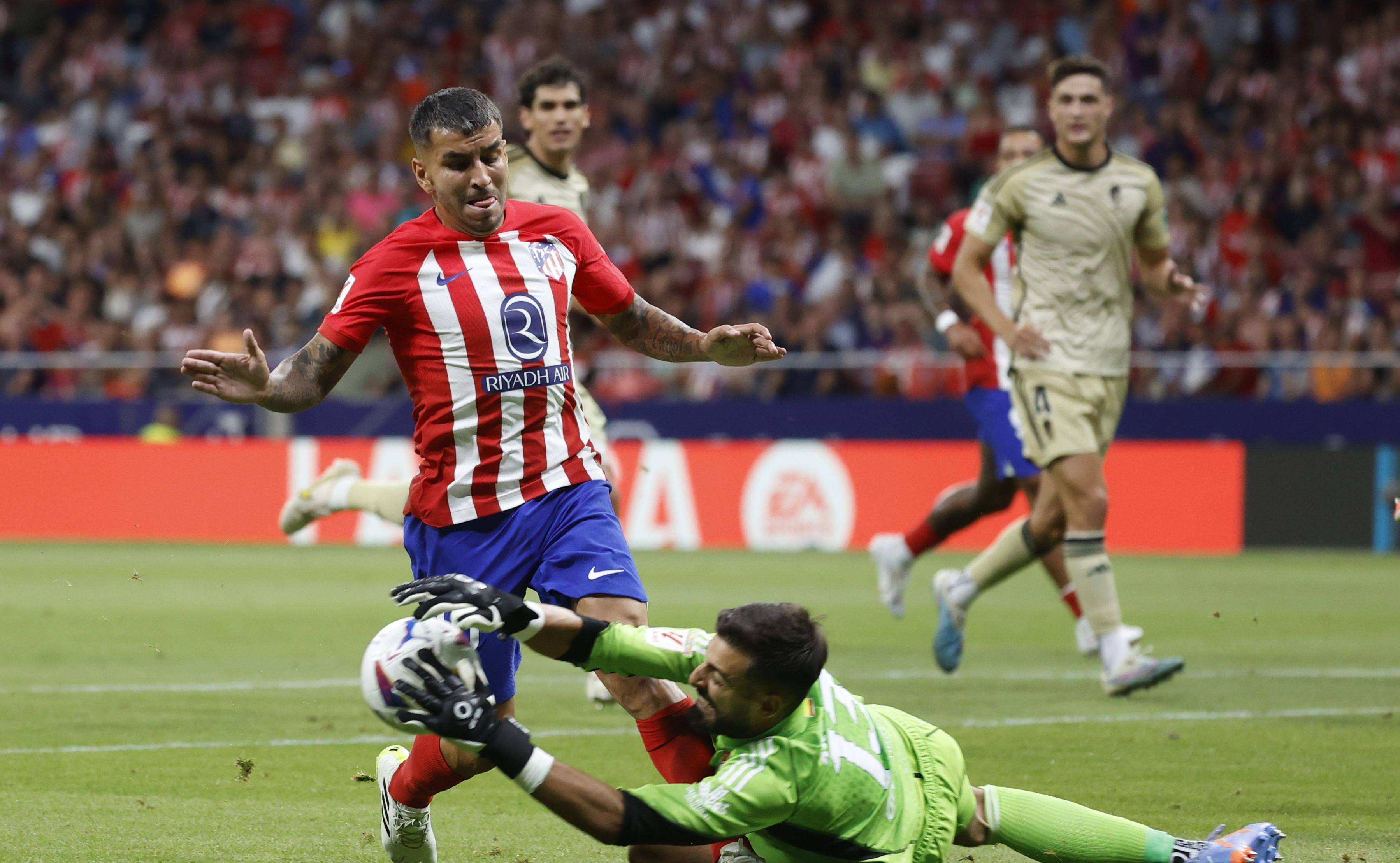 格拉纳达门将神勇扑救,阻止对手攻破球门 格拉纳达门将神勇扑救,阻止对手攻破球门